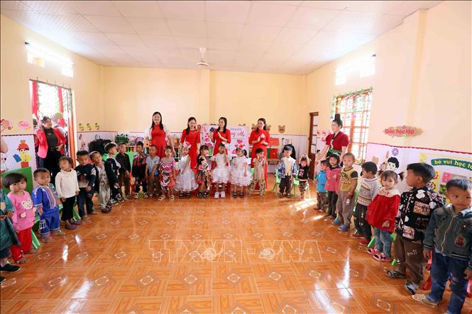 Cô và trò tại điểm trường Co Sản, thuộc Trường Mầm non 8/3, xã Chiềng Khoong, huyện Sông Mã trong ngày khánh thành công trình. Ảnh: Quang Quyết - TTXVN