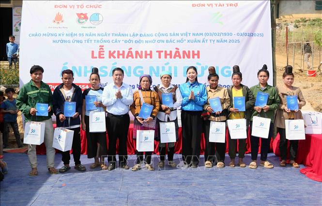 Lãnh đạo Tỉnh đoàn Sơn La và Huyện ủy Sông Mã tặng quà cho các hộ nghèo, hộ cận nghèo bản Co Sản. Ảnh: Quang Quyết - TTXVN