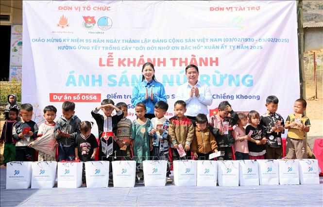 Lãnh đạo Tỉnh đoàn Sơn La và Huyện ủy Sông Mã tặng quà cho học sinh có hoàn cảnh khó khăn tại điểm trường bản Co Sản. Ảnh: Quang Quyết - TTXVN