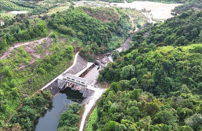 A spillway to regulate water levels during the rainy season in Da Teh lake. VNA Photo: Hồng Đạt 