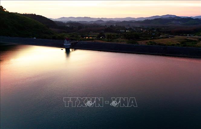 Sunset on Da Teh lake. VNA Photo: Hồng Đạt 