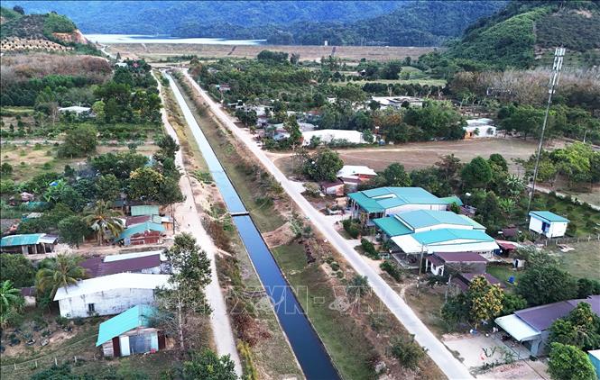 Con O village of the Ma people is located right next to the lake with a canal running along the village, receiving water for irrigation. VNA Photo: Hồng Đạt 