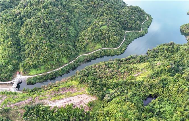 A curving road for visitors to access Da Teh lake. VNA Photo: Hồng Đạt 
