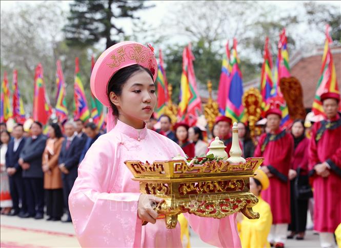 Nữ quan dâng tửu lên Tổ Mẫu Âu Cơ theo nghi thức truyền thống. Ảnh: Tạ Toàn - TTXVN