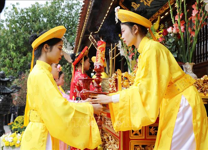 Các nữ quan dâng hương, hoa tưởng nhớ, tri ân công đức Tổ Mẫu Âu Cơ theo nghi thức truyền thống. Ảnh: Tạ Toàn - TTXVN