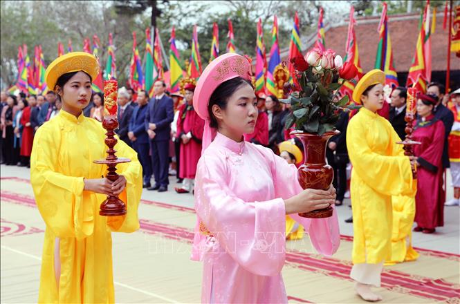Các nữ quan dâng hương, hoa tưởng nhớ, tri ân công đức Tổ Mẫu Âu Cơ theo nghi thức truyền thống. Ảnh: Tạ Toàn - TTXVN