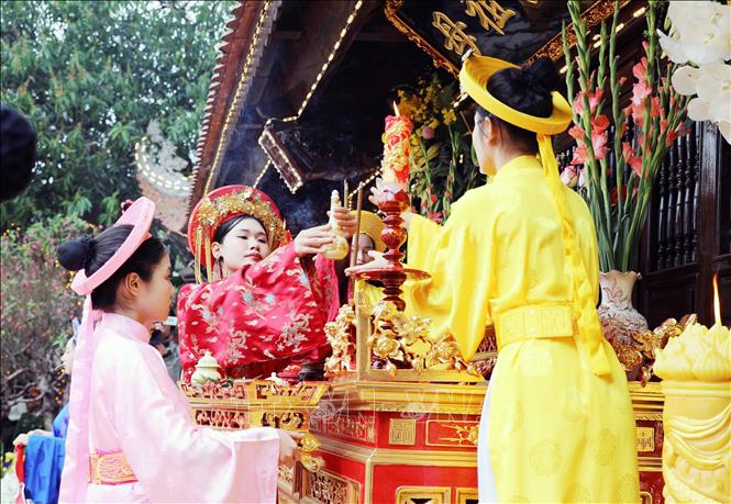 Các nữ quan dâng tửu lên Tổ Mẫu Âu Cơ theo nghi thức truyền thống. Ảnh: Tạ Toàn - TTXVN