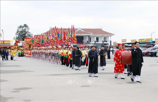 Lễ rước kiệu từ đình Đức Ông về đền Mẫu Âu Cơ. Ảnh: Tạ Toàn - TTXVN