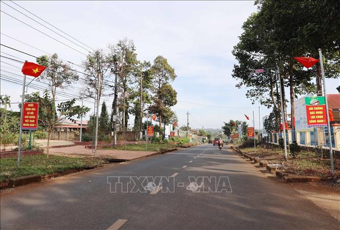 National flags are hung on a 7km-long section of the inter-communal road in Cu M'gar commune, Cu M'gar district. VNA Photo: Hoài Thu