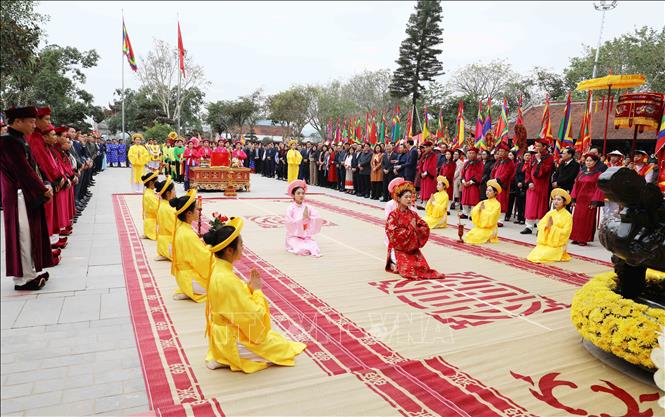 Các nữ quan thực hiện lễ tế theo nghi thức truyền thống. Ảnh: Tạ Toàn - TTXVN