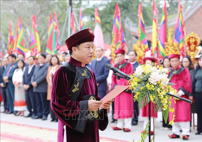 Chủ tịch UBND huyện Hạ Hòa (Phú Thọ) Nguyễn Ngọc Anh đọc báo cáo tri ân công đức Tổ Mẫu Âu Cơ. Ảnh: Tạ Toàn - TTXVN