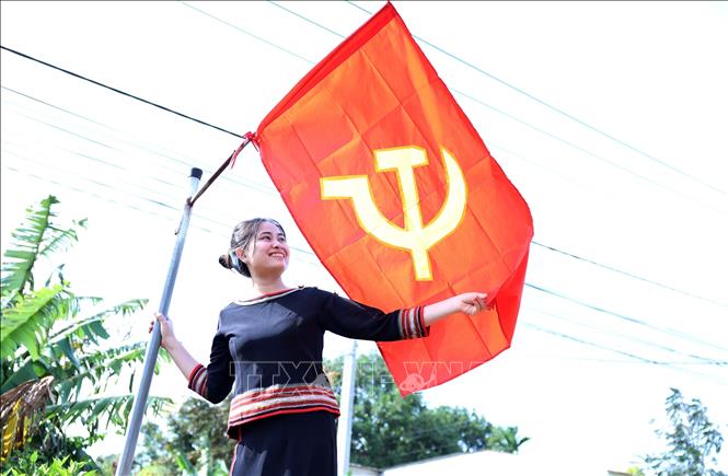 Hanging the flags makes the spring atmosphere even more lively, brings joy to the family, and fills them with pride for the nation. VNA Photo: Hoài Thu