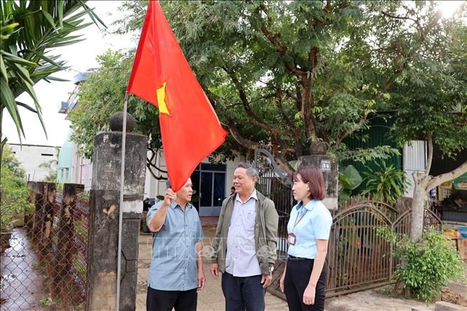 Locals in Quang Tien commune, Cu M'gar district hang the flags starting from January 15 to celebrate the Lunar New Year and mark the 95th founding anniversary of the Party (February 3, 1930-2025). VNA Photo: Hoài Thu