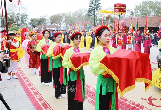 A ritual worshipping the guardian deity at the local communal house. VNA Photo: Tạ Toàn