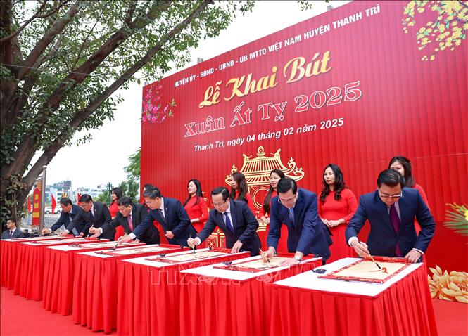 Các đại biểu thực hiện nghi thức khai bút Xuân Ất Tỵ. Ảnh: Thanh Tùng - TTXVN