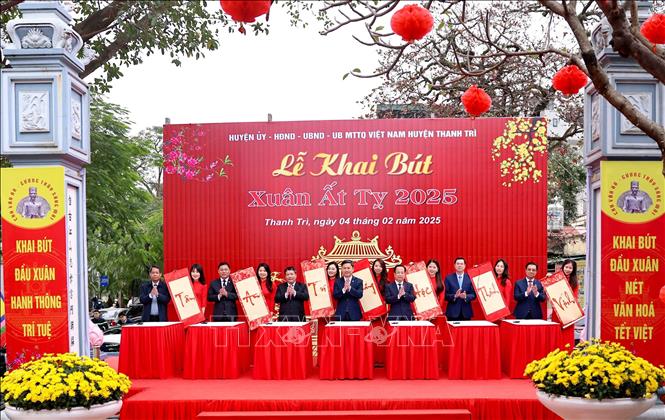 Khai bút đầu Xuân là nét đẹp văn hóa dân tộc, là hoạt động có ý nghĩa thiêng liêng, khởi đầu một mùa Xuân mới mang đậm dấu ấn truyền thống của dân tộc Việt Nam. Ảnh: Thanh Tùng - TTXVN