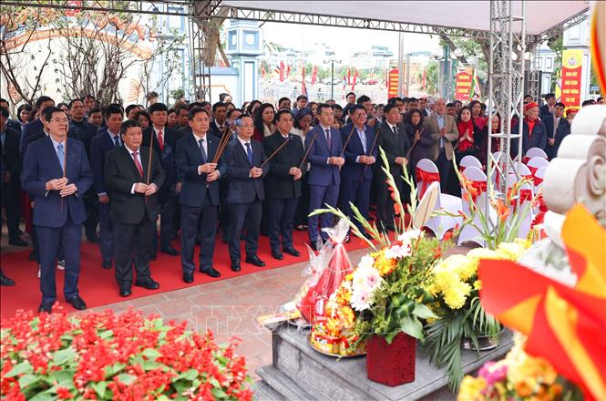 Các đại biểu dâng hương tưởng nhớ Danh nhân Chu Văn An tại Lễ khai bút Xuân Ất Tỵ năm 2025. Ảnh: Thanh Tùng - TTXVN
