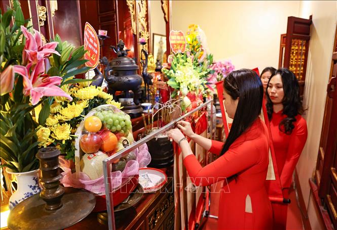 Dâng chữ vào đền thờ Danh nhân Chu Văn An (xã Thanh Liệt, huyện Thanh Trì, Hà Nội). Ảnh: Thanh Tùng - TTXVN