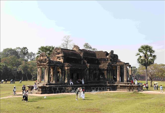 Du khách tham quan, chụp ảnh lưu niệm tại đền Angkor Wat (Siem Reap, Campuchia) ngày 31/1/2025. Ảnh: Huỳnh Thảo - PV TTXVN tại Campuchia 
