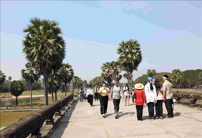 Du khách tham quan, chụp ảnh lưu niệm tại đền Angkor Wat (Siem Reap, Campuchia) ngày 31/1/2025. Ảnh: Huỳnh Thảo - PV TTXVN tại Campuchia 