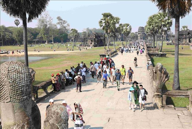 Du khách tham quan đền Angkor Wat thuộc Công viên khảo cổ Angkor ngày 31/1/2025. Ảnh: Huỳnh Thảo - PV TTXVN tại Campuchia 