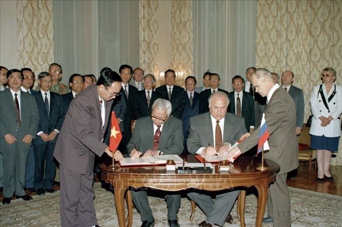 Thủ tướng Võ Văn Kiệt và Thủ tướng Viktor Chernomyrdin ký Hiệp ước về những nguyên tắc cơ bản của quan hệ hữu nghị giữa Việt Nam và Liên bang Nga (Moskva, 16/6/1994). Ảnh: Minh Đạo - TTXVN