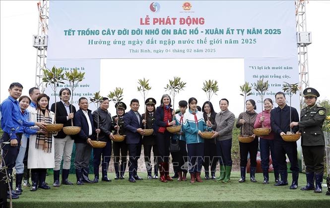 Bộ Tài nguyên và Môi trường, Tổ chức Quốc tế về Bảo tồn thiên nhiên tại Việt Nam (WWF Việt Nam) và một số doanh nghiệp tặng 10.000 cây cho Khu Bảo tồn thiên nhiên đất ngập nước tỉnh Thái Bình. Ảnh: Thu Hoài - TTXVN 
