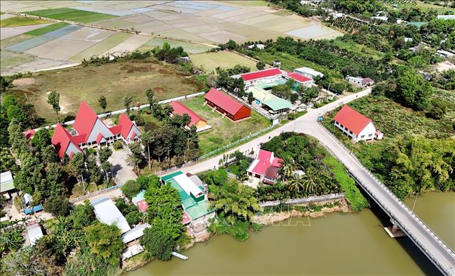 Trung tâm văn hóa cộng đồng xã Tà Lài, huyện Tân Phú, nằm bên dòng sông Đồng Nai. Ảnh: Hồng Đạt - TTXVN
