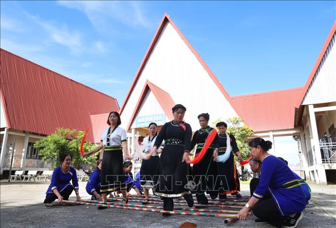 Bà con dân tộc Tày, Nùng biểu diễn nhảy sạp trong khuôn viên văn hóa cộng đồng xã Tà Lài. Ảnh: Hồng Đạt - TTXVN
