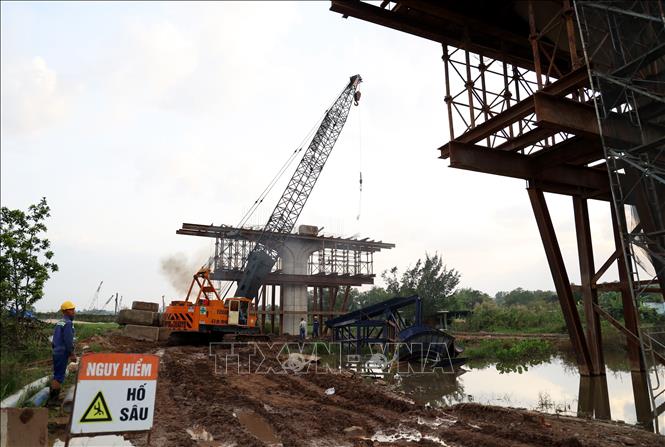 Biển báo an toàn trên công trường Vành đai 3 Thành phố Hồ Chí Minh. Ảnh: Hồng Đạt - TTXVN
