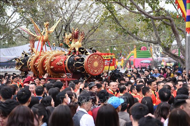 Hàng nghìn người dân cùng du khách thập phương xem rước pháo khổng lồ tại lễ hội Rước pháo, phường Đồng Kỵ, thành phố Từ Sơn, tỉnh Bắc Ninh. Ảnh: Thanh Thương- TTXVN