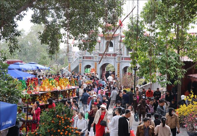 Đông đảo du khách đến xin lộc đầu năm tại Đền Bà Chúa Kho, phường Vũ Ninh, thành phố Bắc Ninh. Ảnh: Thanh Thương- TTXVN