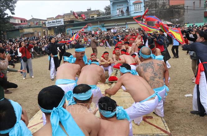 Du khách hào hứng khi xem kéo co bằng cây tre tại Hội kéo co Hữu Chấp, thành phố Bắc Ninh, tỉnh Bắc Ninh. Ảnh: Thanh Thương- TTXVN