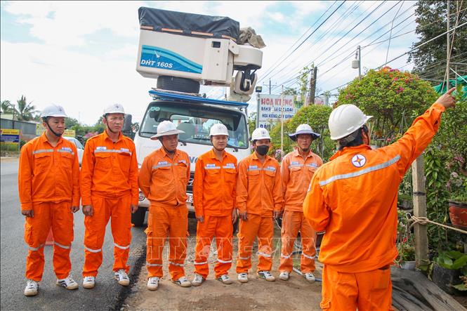 Trước khi bắt đầu thi công trên lưới điện, từng thành viên được phổ biến kỹ lưỡng. Ảnh: Giang Phương - TTXVN