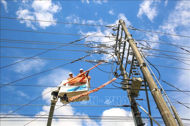 Từng đoạn dây điện được bọc lại kỹ càng. Ảnh: Giang Phương - TTXVN