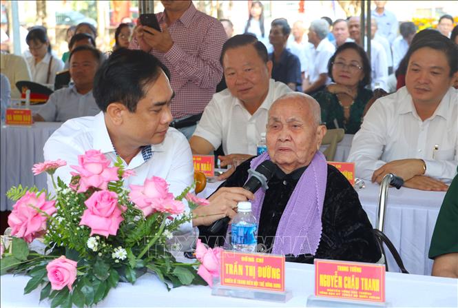 Bà Trần Thị Đường, người chiến sĩ của Hội thề Rừng Rong, xúc động ôn lại sự kiện 79 năm về trước. Ảnh: Minh Phú - TTXVN