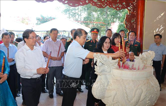 Lãnh đạo tỉnh Tây Ninh, dâng hương tri ân các anh hùng liệt sĩ Rừng Rong. Ảnh: Minh Phú - TTXVN