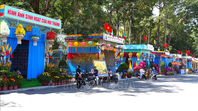Tòa Thánh Cao Đài Tây Ninh trưng bày 34 mô hình tái hiện lại đời sống, sự tích, truyền thống dân tộc nhân ngày Đại Lễ Đức Chí Tôn năm Ất Tỵ 2025. Ảnh: Minh Phú - TTXVN