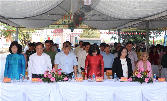 Các đại biểu dành một phút mặc niệm tưởng nhớ các anh hùng, liệt sĩ đã chiến đấu, hi sinh vì sự nghiệp giải phóng dân tộc. Ảnh: Minh Phú - TTXVN