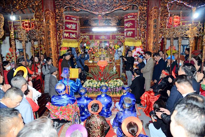 Các cụ thượng có mặt làm lễ cáo yết với tổ tiên tại miếu Tiên Công. Ảnh: Thanh Vân- TTXVN