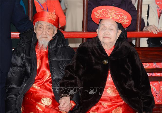 Cặp song thọ (vợ chồng 90 tuổi) nắm tay nhau cùng thực hiện lễ cáo lễ cáo yết với tổ tiên, cám ơn tổ tiên đã ban phước thọ, đồng thời cầu xin thêm thọ, an khang thịnh vượng cho con cháu trong gia đình dòng họ. Ảnh: Thanh Vân- TXTVN