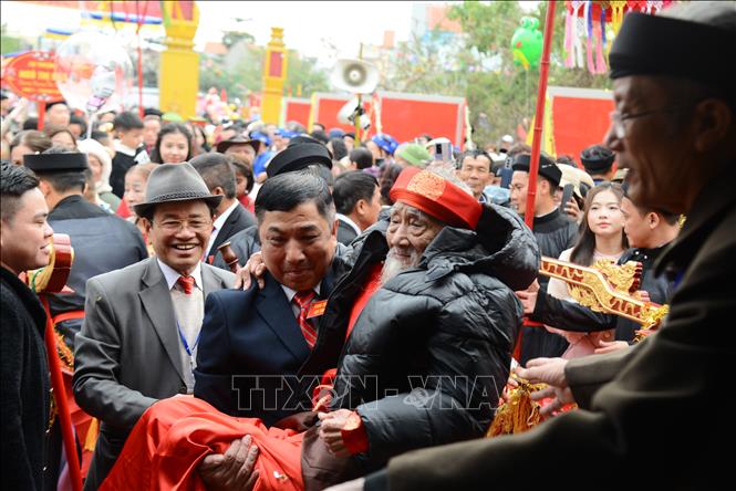 Cụ thượng (90 tuổi) được con cháu bế vào cao đường làm lễ cáo yết với tổ tiên. Ảnh: Thanh Vân- TTXVN