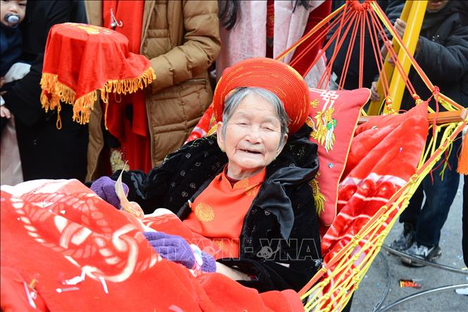 Cụ bà 90 tuổi phấn khởi khi được tham gia lễ rước lên miếu Tiên Công. Ảnh: Thanh Vân- TXTVN