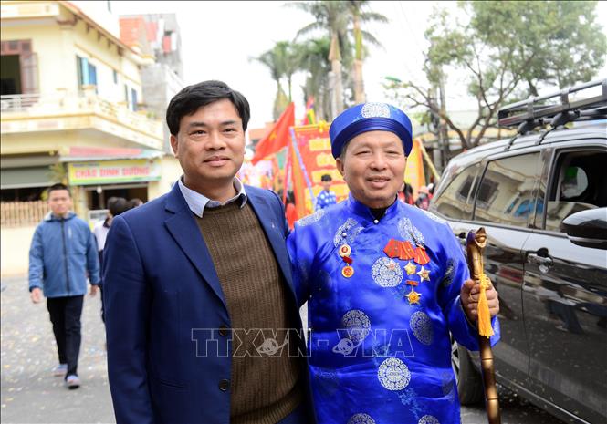 Cụ Nguyễn Thanh Quỳnh (80 tuổi), khu 7 phường Phong Cốc, thị xã Quảng Yên vui mừng trong lần rước đầu tiên. Ảnh: Thanh Vân- TTXVN
