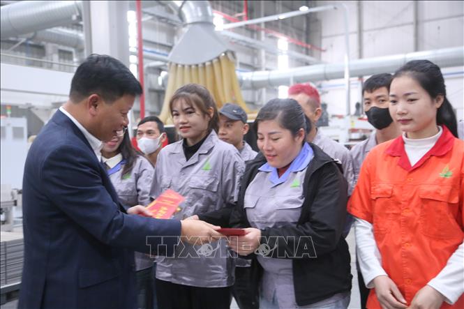 Ông Lê Trung Kiên, Trưởng ban Ban quản lý Khu kinh tế Hải Phòng chúc mừng năm mới người lao động. Ảnh: Minh Thu-TTXVN