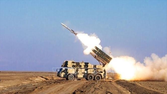 Tên lửa được phóng trong cuộc tập trận Eqtedar ở Iran. Ảnh: IRNA/TTXVN