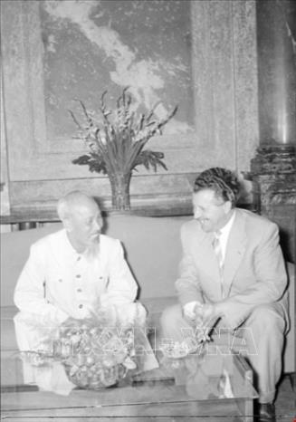  Chủ tịch Hồ Chí Minh tiếp Thủ tướng Bulgaria Anton Yugov thăm hữu nghị Việt Nam (8/10/1957). Ảnh: TTXVN