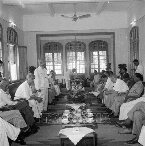 Chủ tịch Hồ Chí Minh tiếp đoàn đại biểu Chính phủ Bulgaria thăm Việt Nam (10/1958). Ảnh: TTXVN