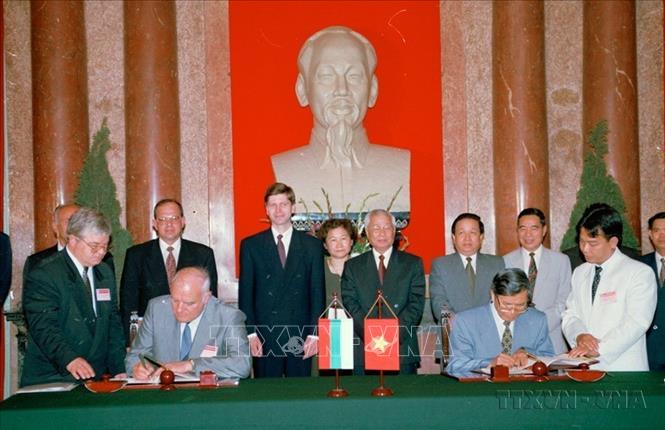 Thủ tướng Võ Văn Kiệt và Thủ tướng Bulgaria Jean Videnov chứng kiến lễ ký các Hiệp định hợp tác Việt Nam - Bulgaria (24/5/1996). Ảnh: Minh Đạo - TTXVN
