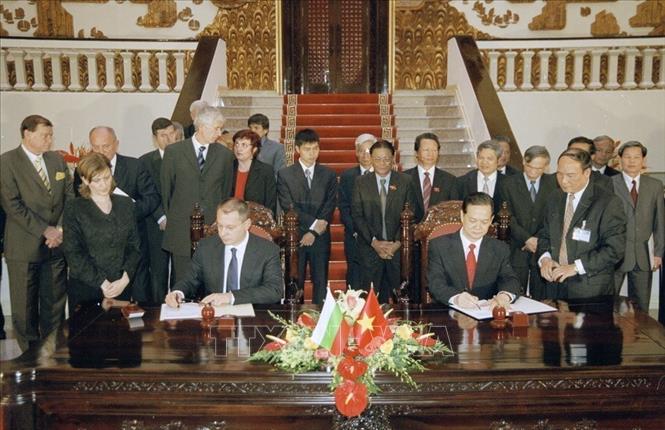 Thủ tướng Nguyễn Tấn Dũng và Thủ tướng Bulgaria Sergey Dmitrievich Stanishev ký tuyên bố chung của hai nước (23/11/2006). Ảnh: Nhan Sáng - TTXVN